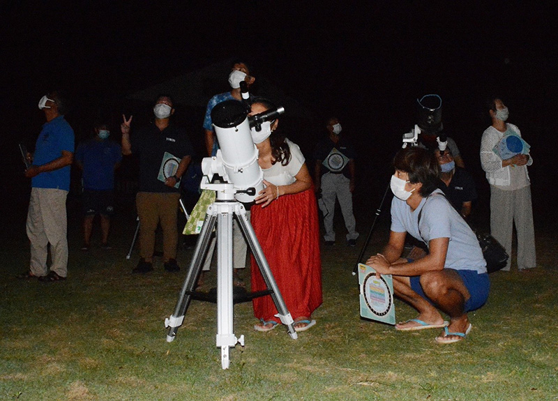 南海日日新聞〔写真〕星空準案内人の資格取得を目指し、望遠鏡の使い方などを学ぶ受講者ら＝１３日、与論町